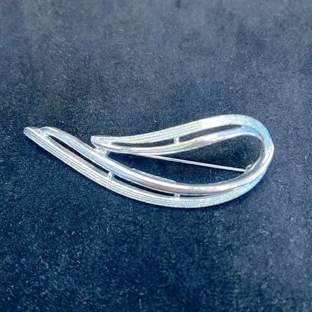 Stunning Sarah Coventry Openwork Swirl Design Brooch
